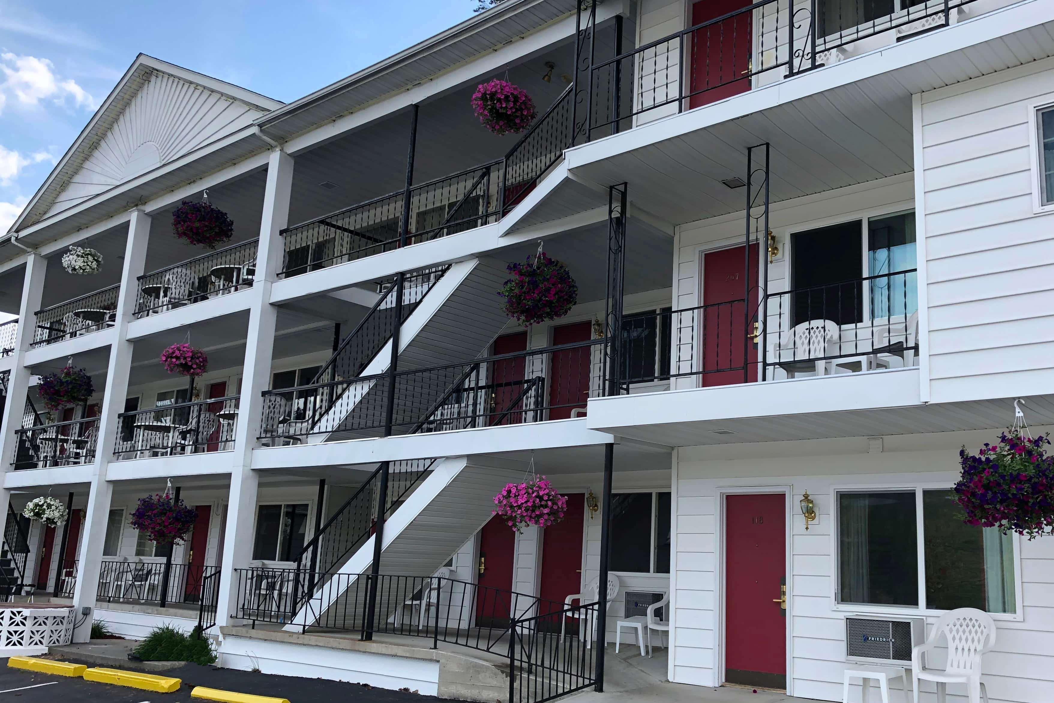 Baymont By Wyndham Lake George Exterior foto